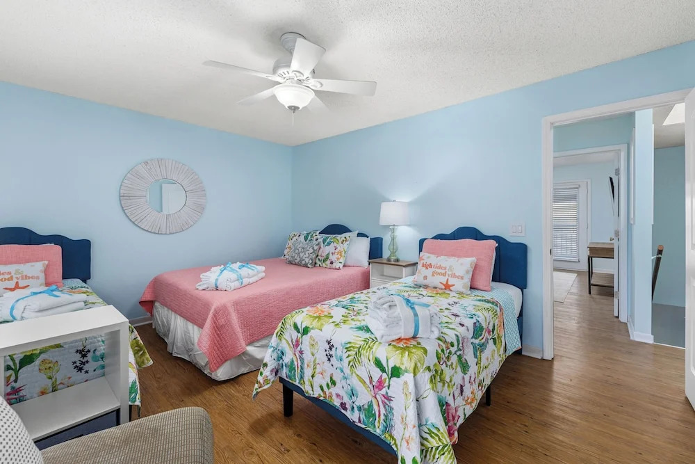 Short Walk to The Beach! Community Pool! Sleeps 8