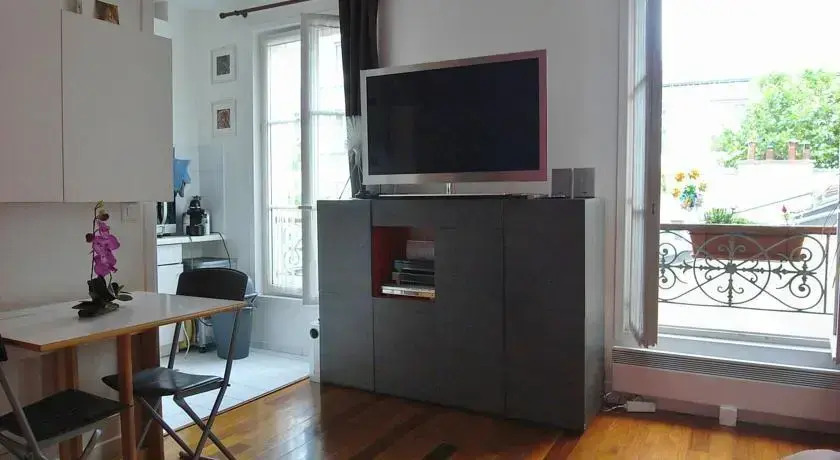 One Separated Bedroom Saint Sebastien