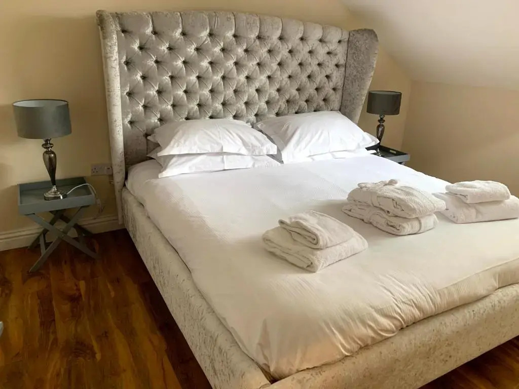Apartment 5 - two bedroom luxury apartment close to town, mainline rail & theatre stylish and comfortable