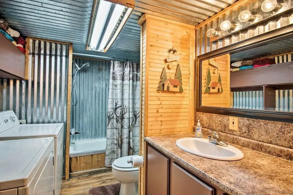 Private Hot Tub & Deck! Cabin Near Broken Bow Lake