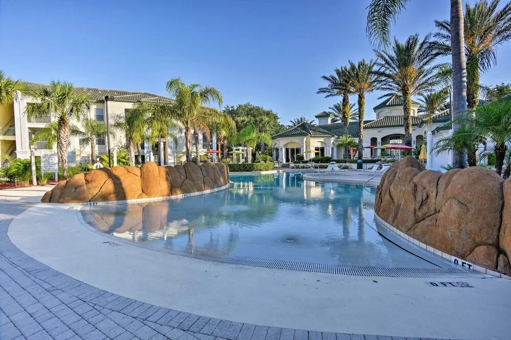 Lake-view Condo w/ Pool Access: 6 Mi to Disney!