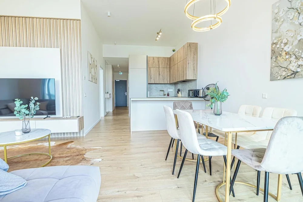 Premium 2BR & 1LR Apt with Skyline View