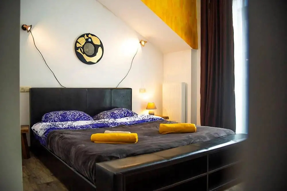 Korte Hotel Sleeps 14 With Courtyard