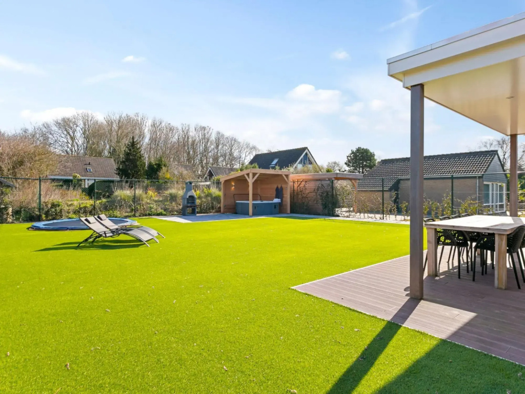 Beautiful villa 2 minutes from the beach with a spacious garden and veranda