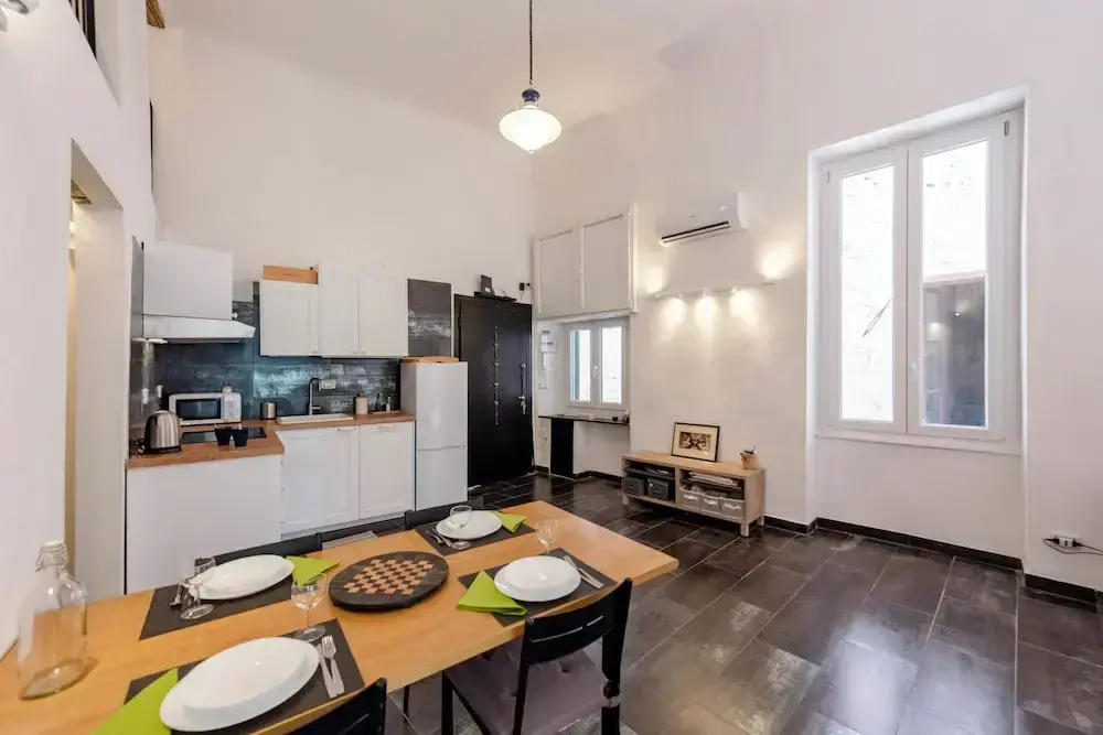 Excellent 2-bed flat in Genoa's Old Town