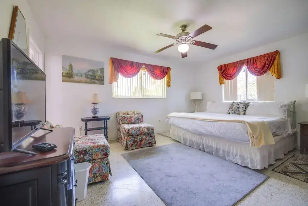 < 3 Mi to Hard Rock Stadium: Miami Home w/ Sunroom