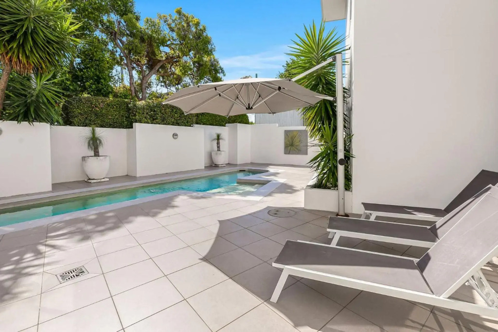 Lovely 3 bed apartment all on one level lift pool air con good ocean views