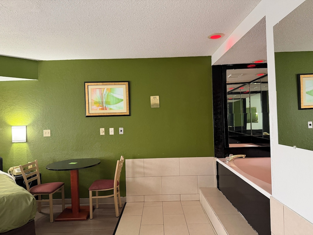 Lafayette Inn & Suites