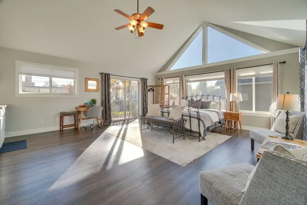Charming Getaway, Walk to Windsor Lake & Downtown!