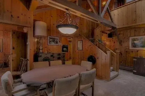 Twin Top Lakefront 6 Br Cabin by RedAwning