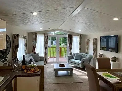 Rose Lodge - Hot Tub Getaway - Percy Woods - Pet Friendly