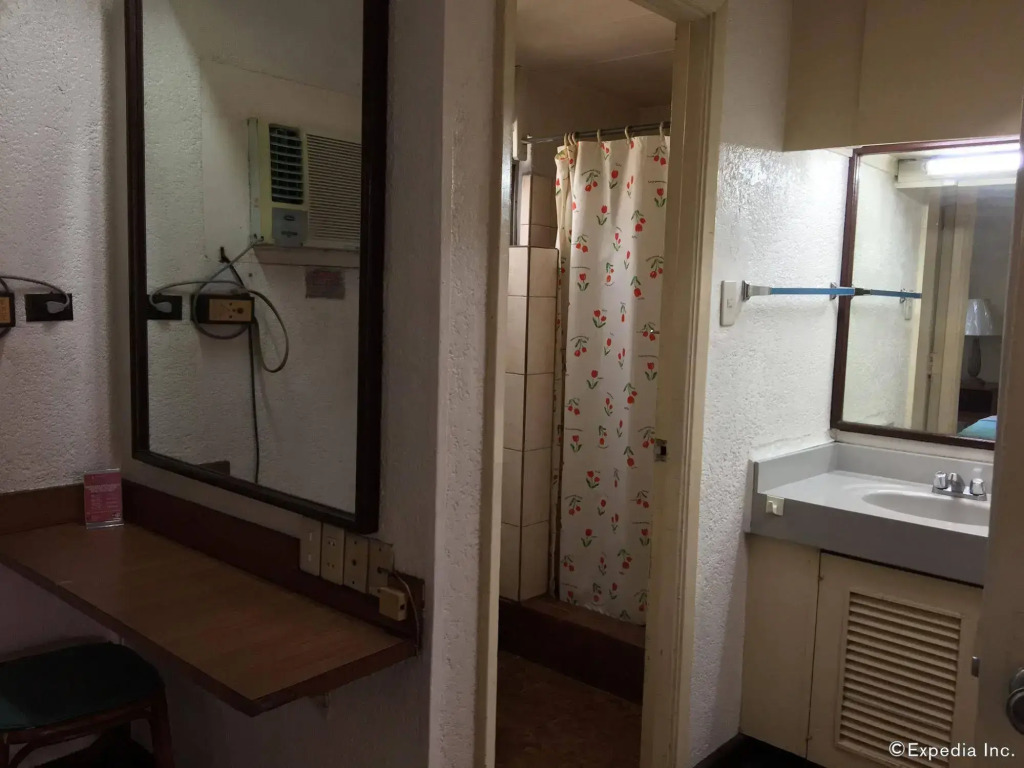 ZEN Rooms Broadway Court QC