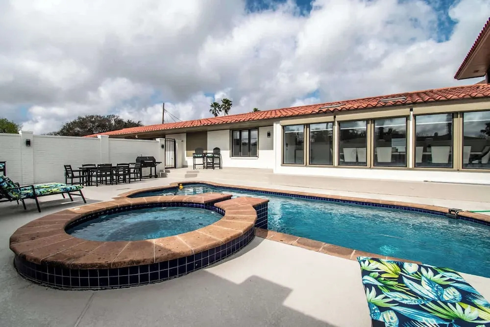 Coastal Paradise Beachfront House - Sleeps 26