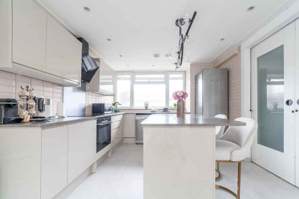 Excellent 3-bed Flat In Elephant Castle