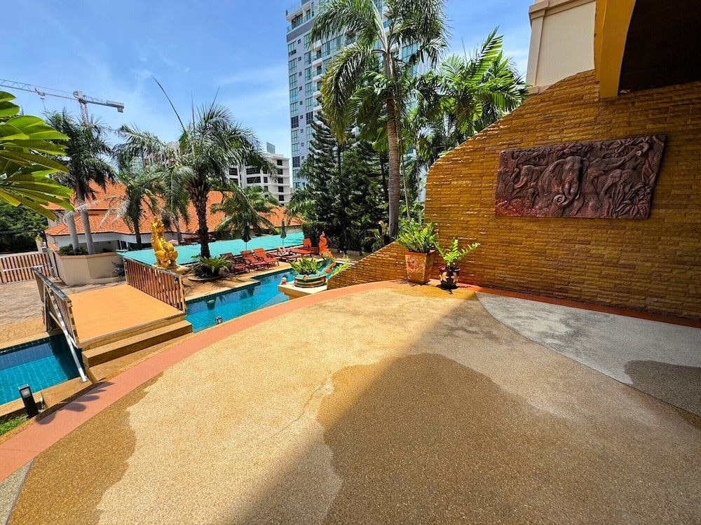 Spacious 2-bedroom Pool-view Condo - Executive Residence 2, Pratumnak