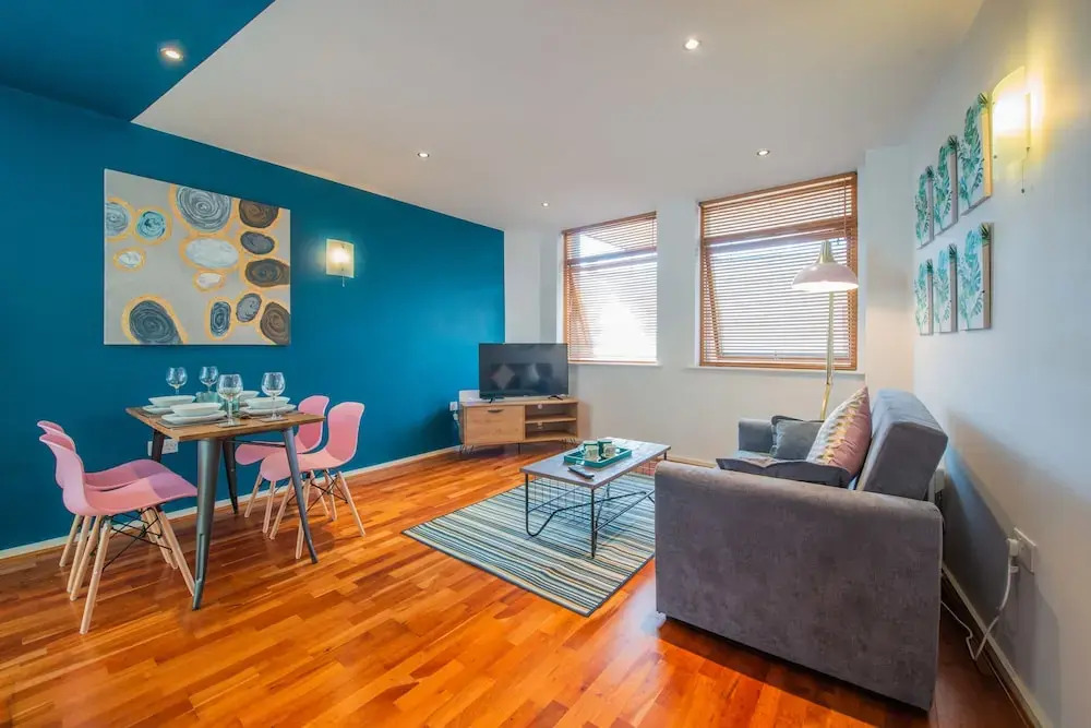 Stylish Central Reading Apartment with Free Parking