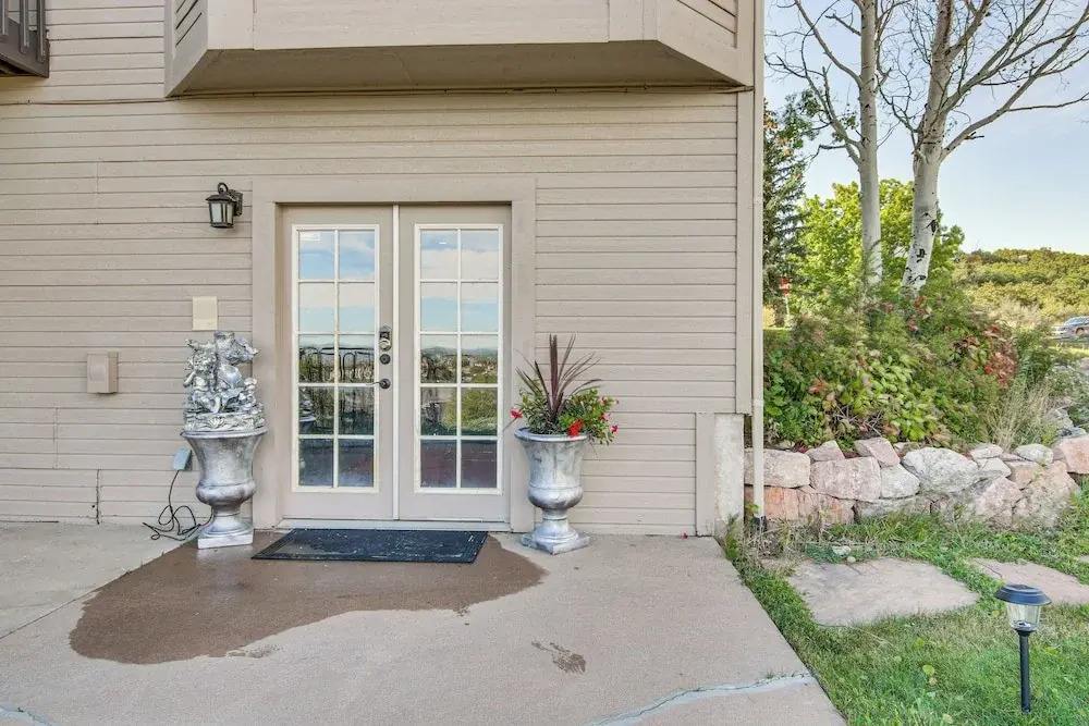 4 Mi to Broadmoor! Apt w/ Movie Theater & Mtn View