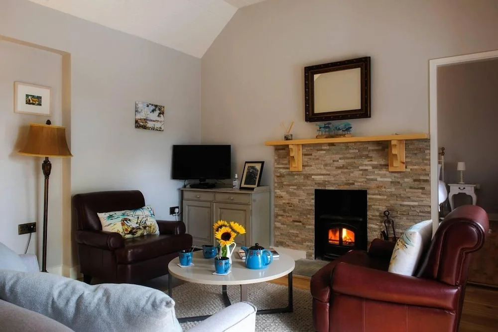 Leap Year Cottage by Lake Beaghcauneen in Clifden
