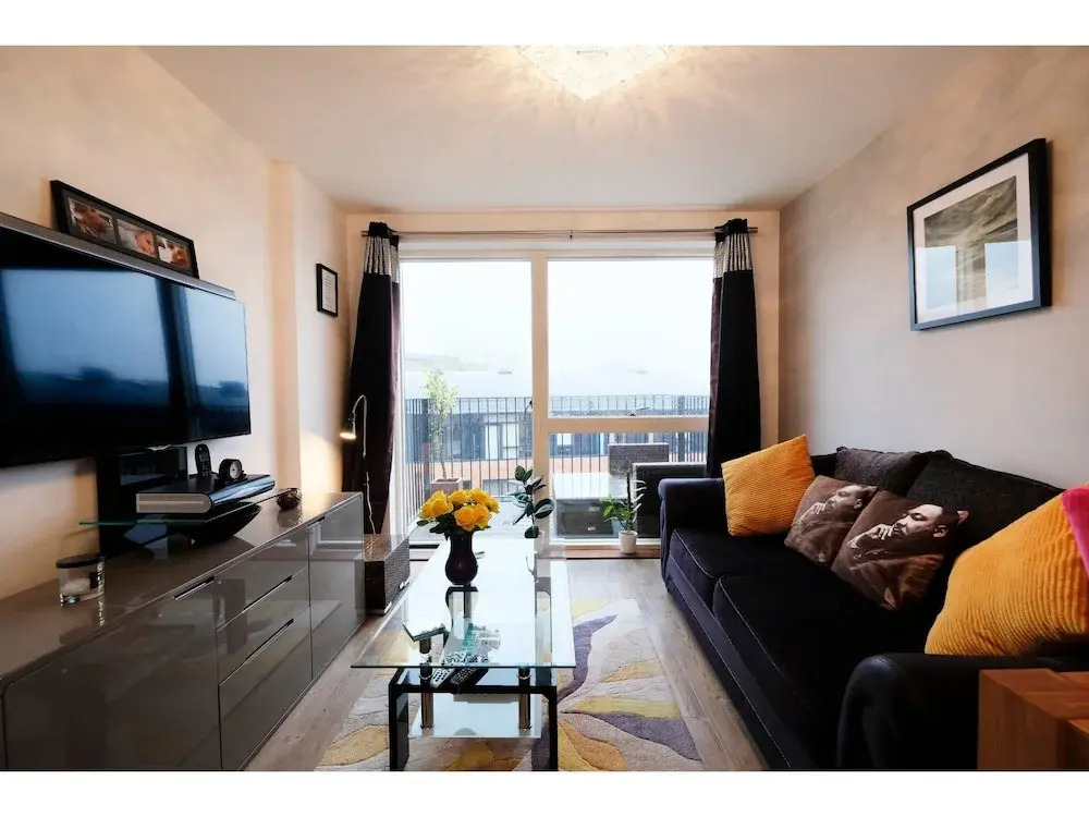 Cozy, Modern 1BR Brixton Flat For 5