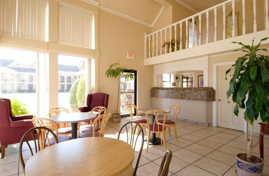 Econo Lodge Inn & Suites