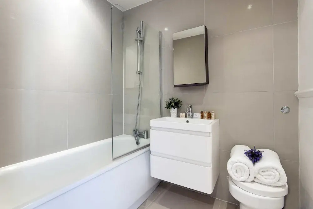 Bright and spacious 2 bed apartment 5 mins away from Earl's Court stat