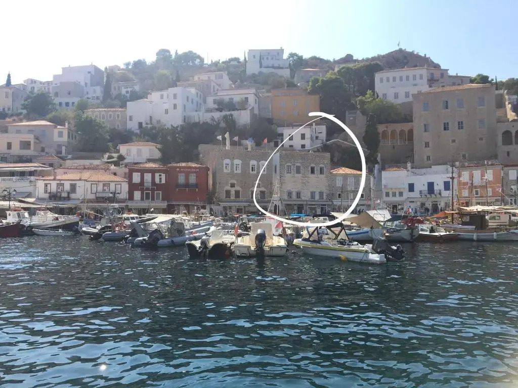 On the port Hydra 1