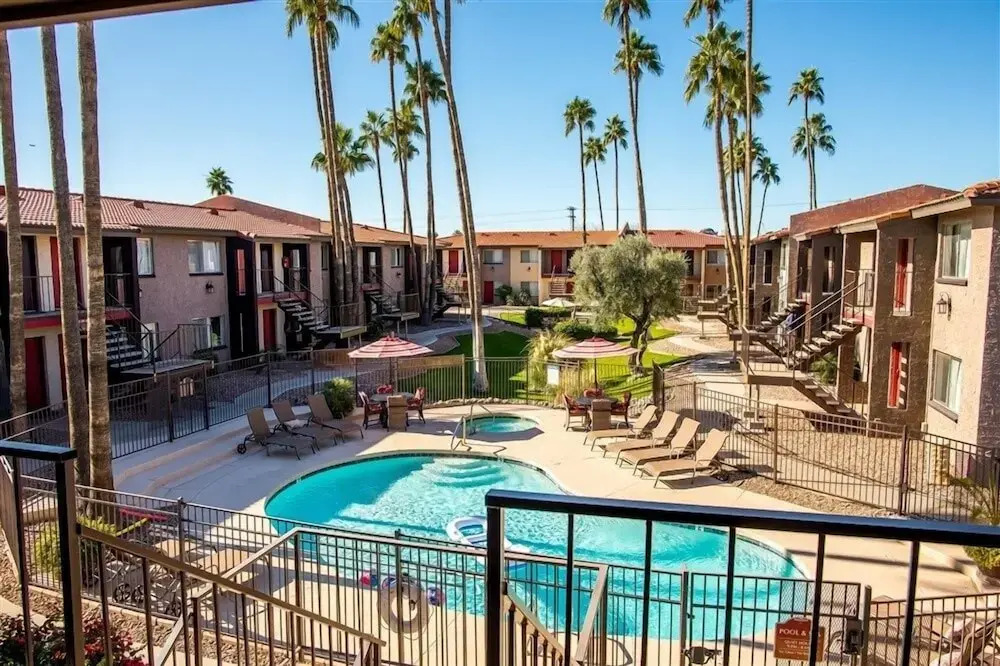 126 Fully Furnished 1BR Suite-Prime Location! by RedAwning