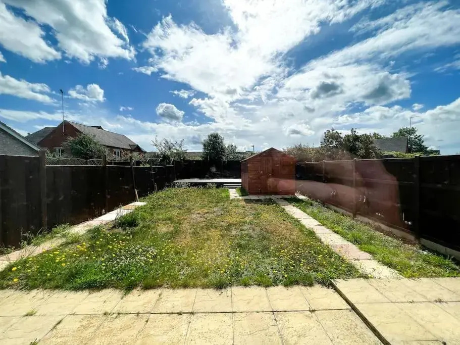 Lovely 4 Bedroom Apartment With Free Internet, study and Parking