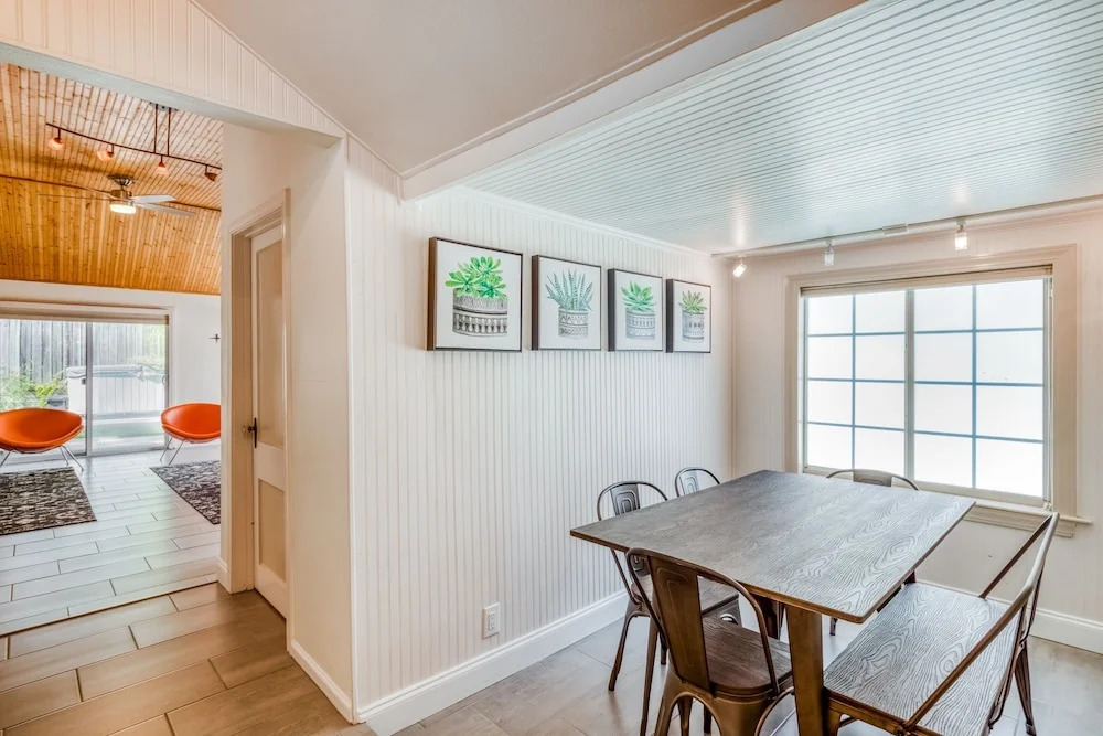 Charmer Close To Dt Austin- Large 4bd/3ba + Hottub 4 Bedroom Home