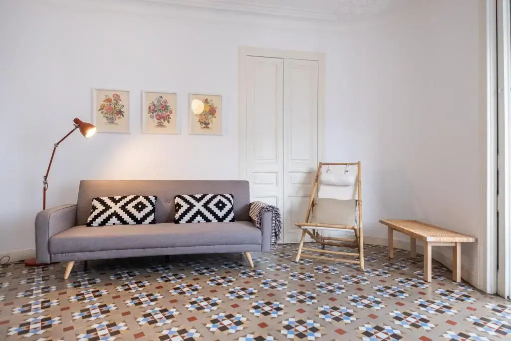 Sunny and Modernist apartment for groups in center