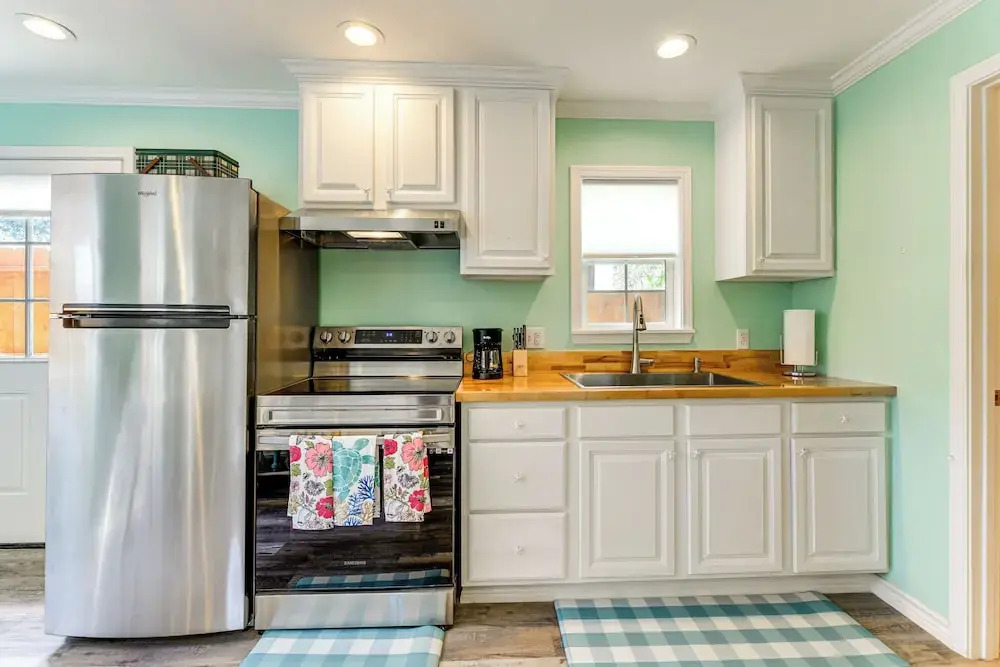 Walk to Pier & Dining: Central Rockport Cottage