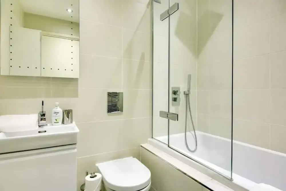 Stylish 2 bed 3 Storey House With Mezzanine