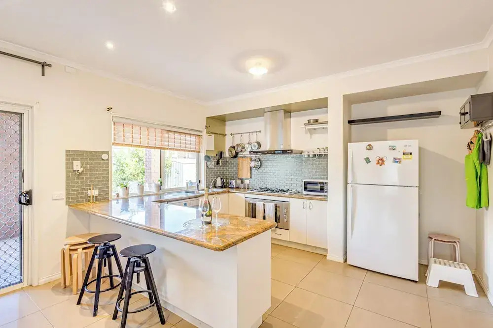 StayAU Family Home in Caroline Springs