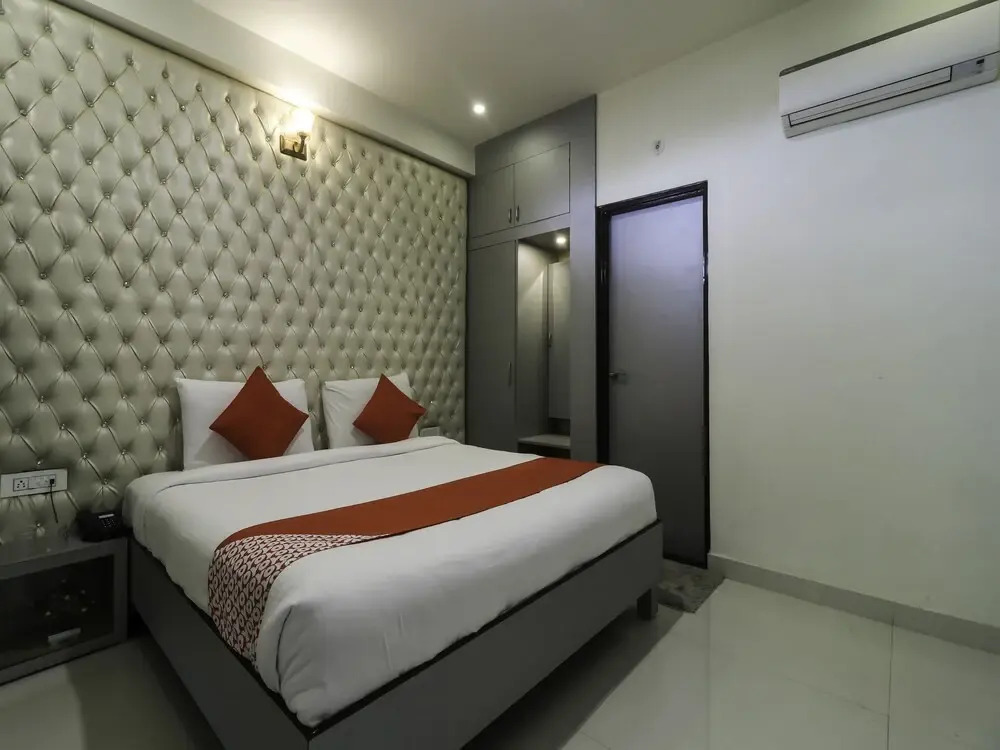 OYO 28722 The Prince Hotel