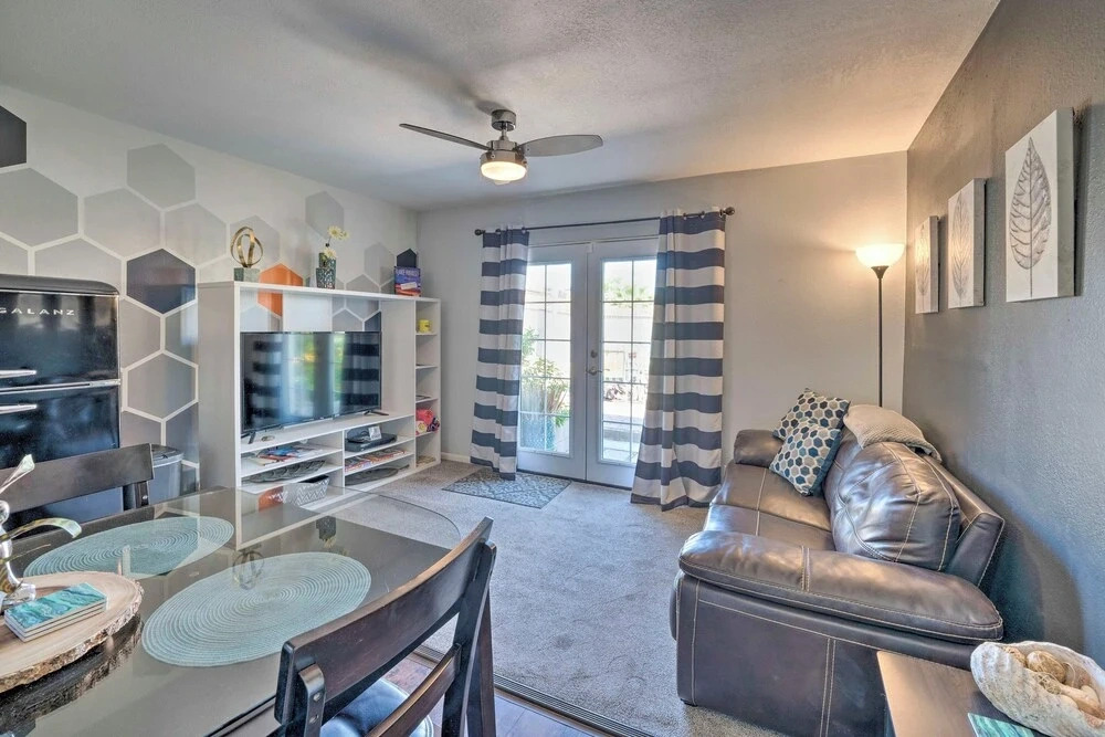 4 Mi to Beach: Lake Havasu Apartment w/ Pool!