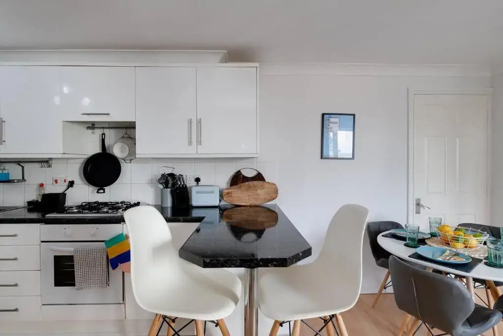 Cosy, nautical 2 bed, 5 mins stroll to Seafront