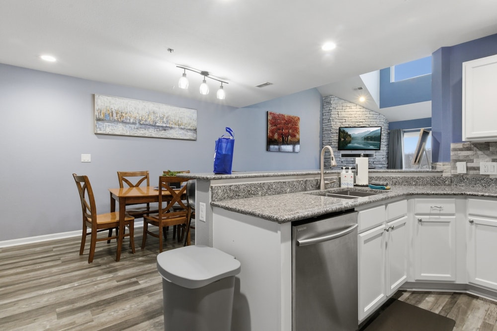 Lake Views & Loft Retreat for Kids w/ 12x30 Slip at Mm11