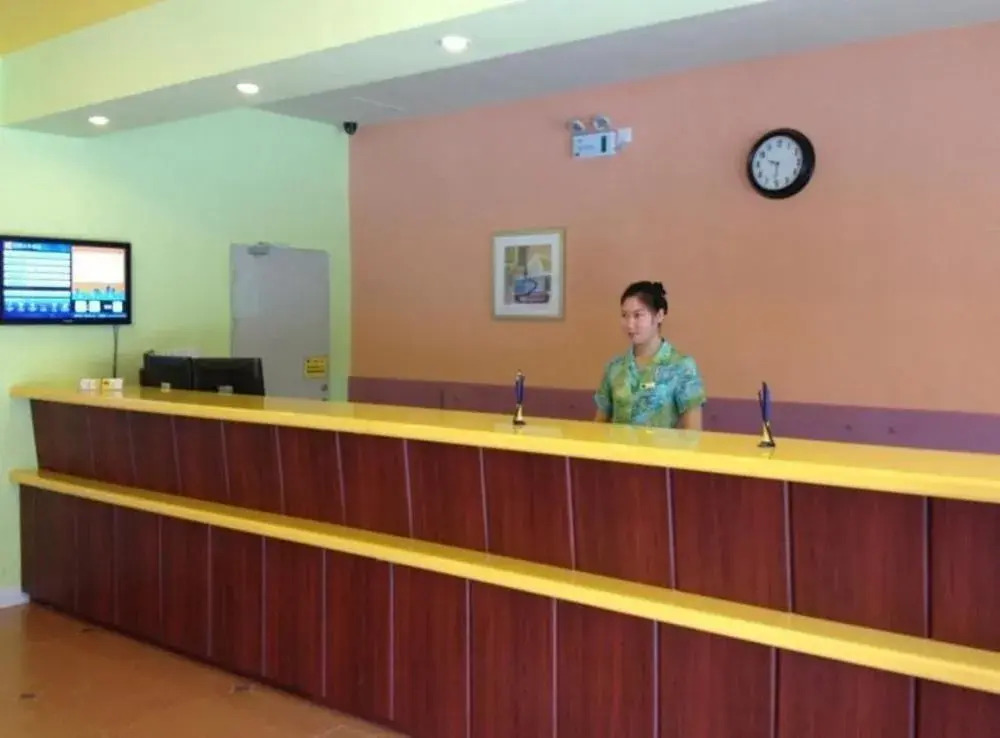 Home Inn Heyuan Railway Station