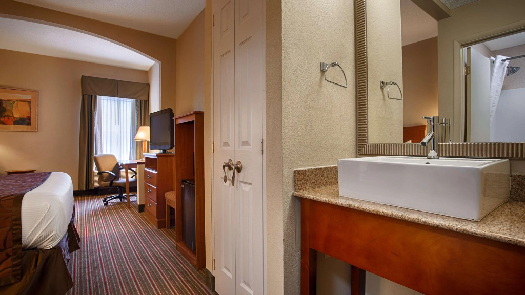 Best Western Plus Edison Inn