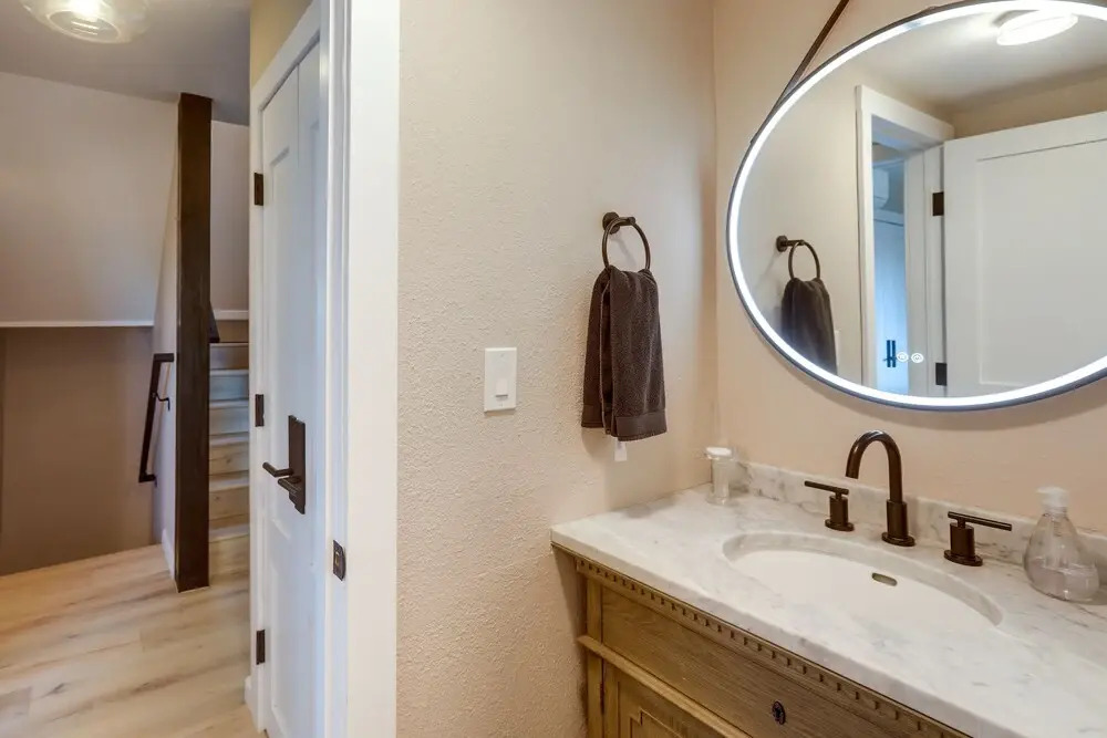 Condo w/ Lake Views - 1 Mi to Diamond Peak Ski!