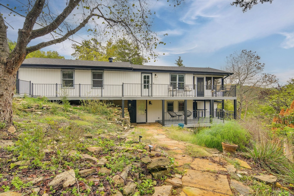 Steps to Table Rock Lake! Family Escape w/ 2 Decks