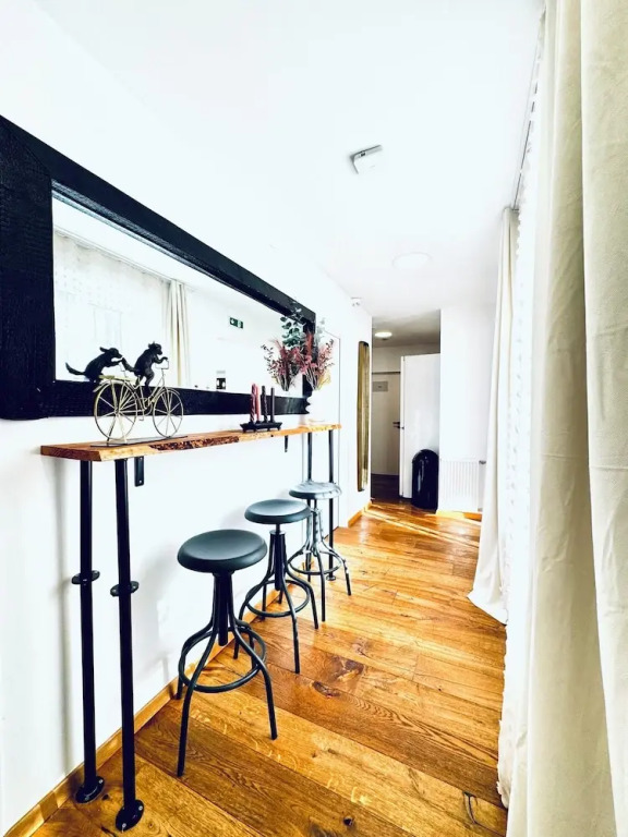 Comfortable Private Rooms in 5BR Apartment Near Kaufpark Alterlaa