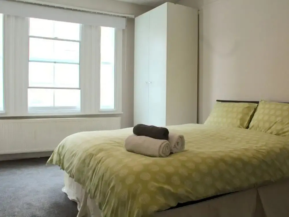 Kensington 3 Bed 2 Bath Apartment