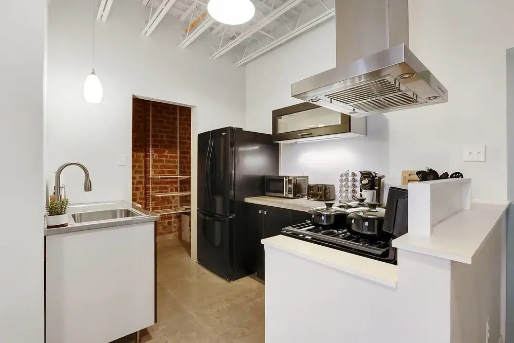 1br/1ba w/ Exposed-brick Apt in DT Nola by Domio