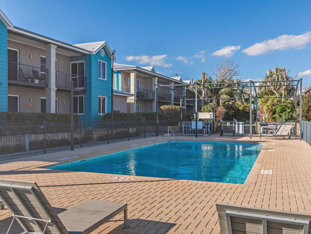 Waters Edge Apartment with Jetty