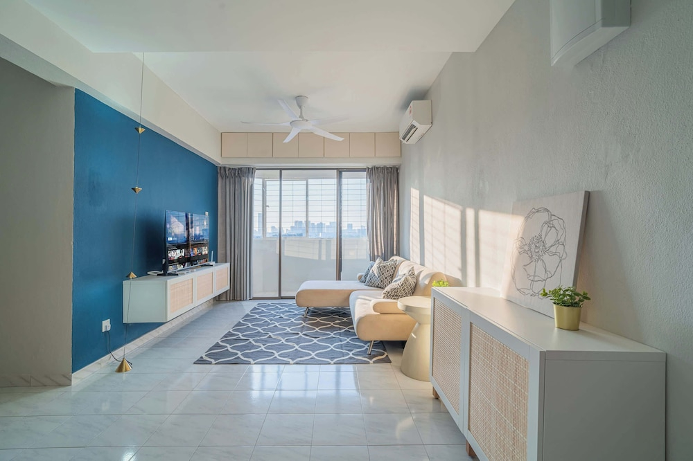 Stylish 3BR Stay Near Gurney Drive, Free Parking