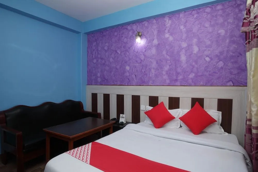 OYO 618 Hotel Middle Point
