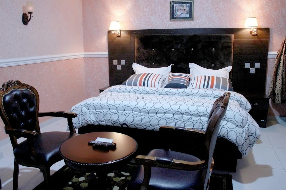 Queensgate Continental Hotel and Suites