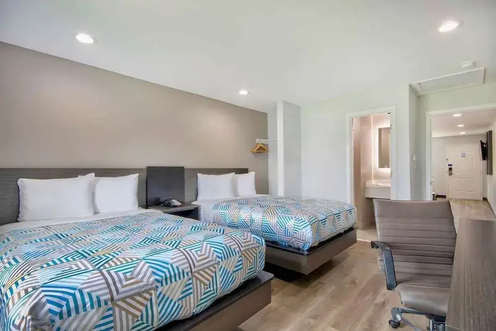 Econo Lodge Inn & Suites