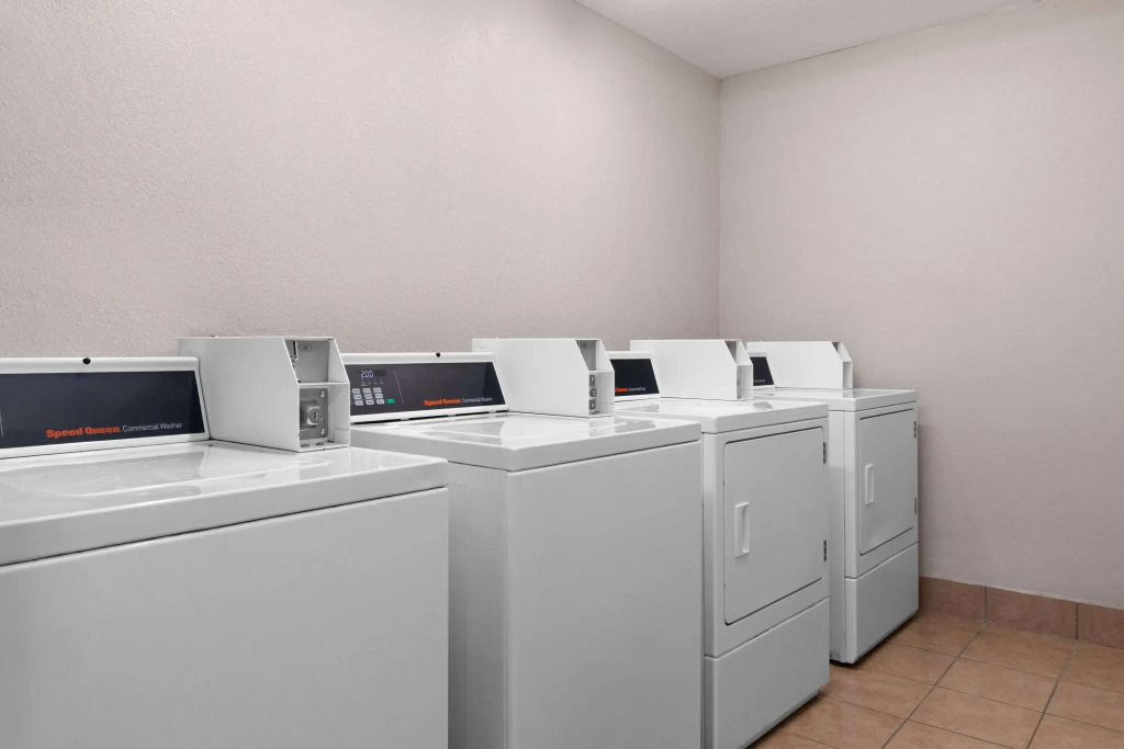 Days Inn & Suites by Wyndham Indianapolis Airport East
